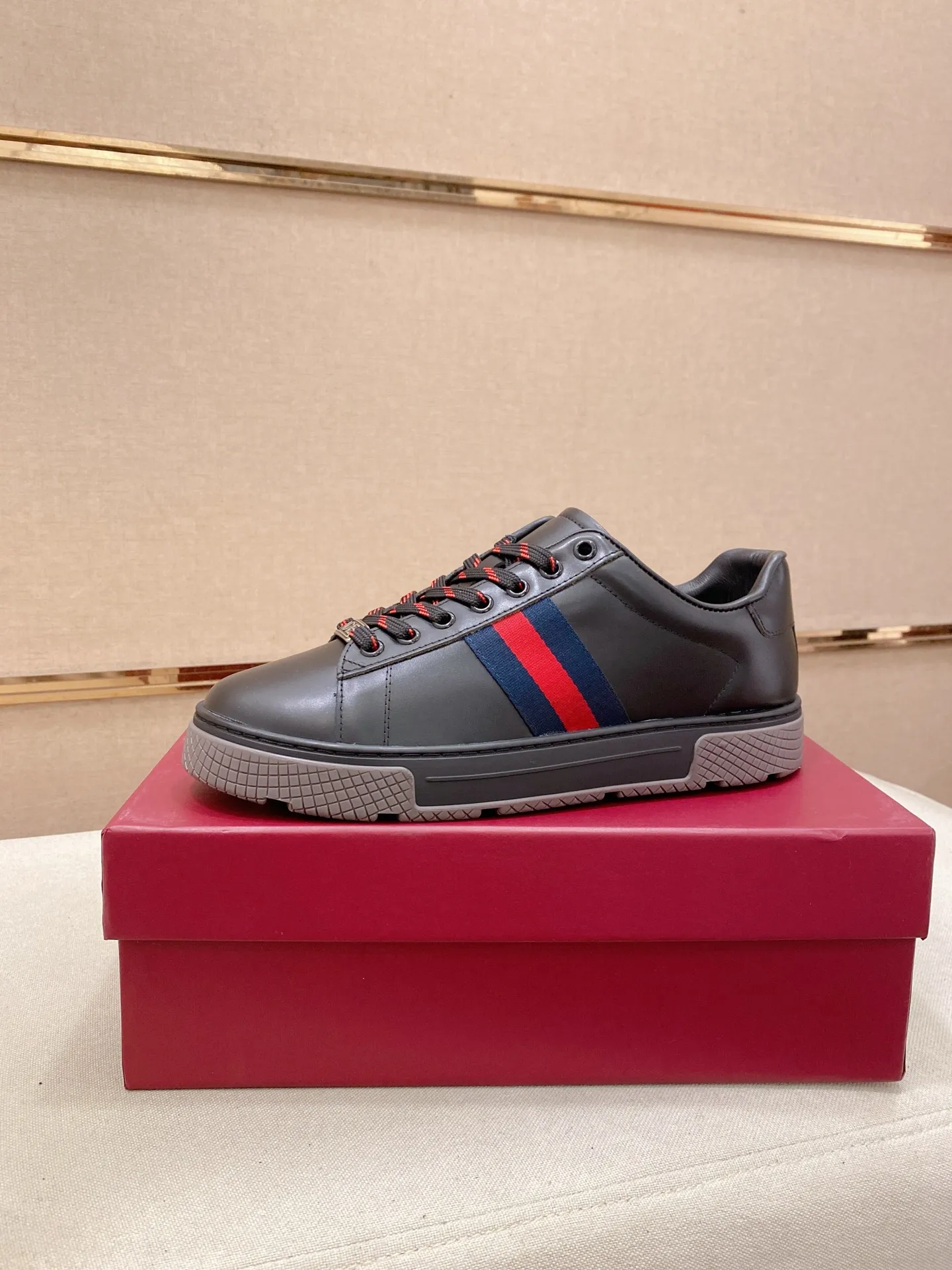 Factory price 442💰New GUCCI (Gucci) counters are available simultaneously, new men's shoes, 😘fabrics are selected imported cowhide, lining: sheepskin lining. 👍🏿 High-end ☄️ air-cushion molded anti-slip rubber outsole, exquisite lines, simple and elegant, comfortable and high-end for leisure travel. Code number: 39 to 44 (45 can be customized and cannot be returned or exchanged)